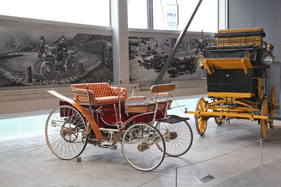 Bild Peugeot Type 3 vis-à-vis (1894) - ein Peugeot, wie der erste Wagen, der über den Gotthard fuhr - Ausstellung "Gotthard" im Pantheon 2016