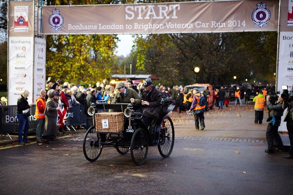 Bild: Peugeot Vis-à-vis (1895) - am Bonhams London to Brighton Veteran Car Run 2014