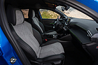 Bild: Peugeot e-208 GT (2020) - Die Nähte in Kontrastfarbe sind ein besonders auffälliges Detail