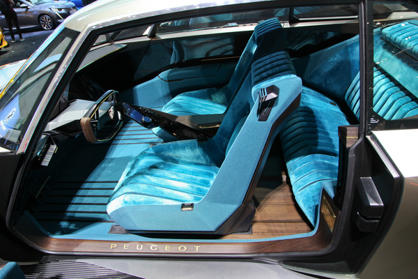 Image: Peugeot e-Legend Concept (2019) - Interior as in the 504 Coupé - Geneva Motor Show 2019