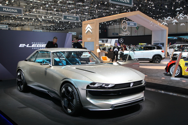 Image: Peugeot e-Legend Concept (2019) - World premiere - modeled on the Peugeot 504 Coupé, but full of modern technology - Geneva Motor Show 2019