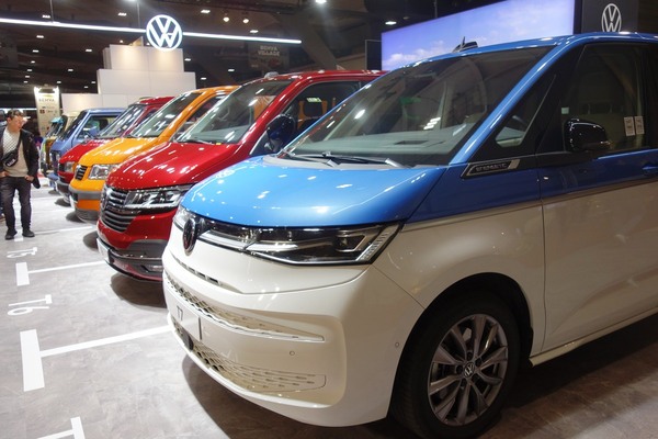 Phalanx der Volkswagenbusse – Classic Car Show Brussels 2022