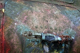Phantasie nötig, um den Markenschriftzug "Holden" noch zu erkennen - Autoskulpturenpark Neandertal