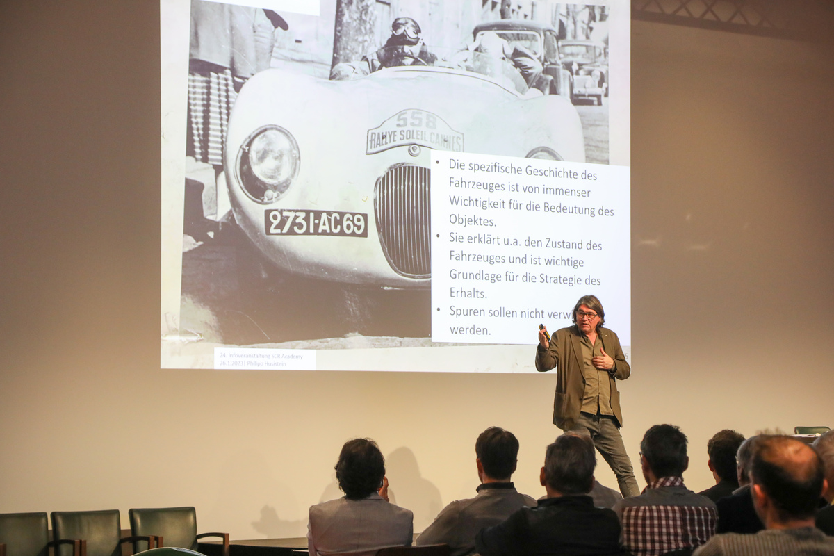 Philipp Husistein am Erklären zentraler Begriffe - 24. Infoveranstaltung / SCR Academy am 26. Januar 2023