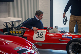 Philippe Siffer steigt in das Auto seines Vaters Jo Siffert ein. Philippe Siffer steigt in das Auto seines Vaters Jo Siffert ein.