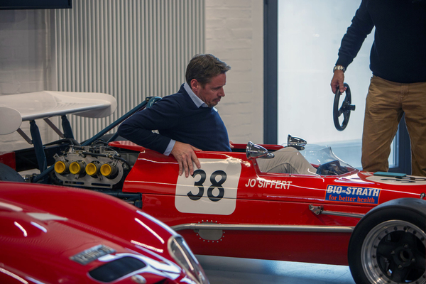Philippe Siffer steigt in das Auto seines Vaters Jo Siffert ein.