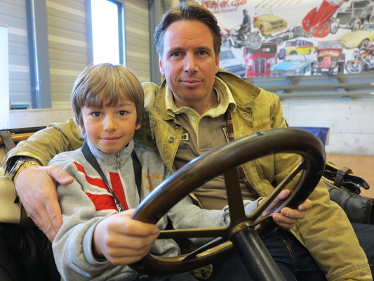 Philippe Siffert, der Sohn Jo Sifferts mit seinem eigenen Sohn Julien im De Dion Bouton von 1912, den einst Jo Siffert besass - OTM Fribourg 2015