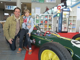 Philippe Siffert mit seinem Sohn Julien Siffert beim Formel-1-Auto seines Vaters - OTM Fribourg 2015 Philippe Siffert mit seinem Sohn Julien Siffert beim Formel-1-Auto seines Vaters - OTM Fribourg 2015