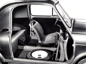 Piaggio Vespa 400 (1957) - Mit dem vorgeklappten Sitz wird der Einstig nach hinten freigegeben