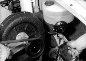 Piaggio Vespa 400 (1957) - Neben dem Motor befand sich der Ölvorratsbehälter mit einer Mischvorrichtung. Nach dem Tanken konnnte die getankte Menge Benzin eingestellt werden, und die Vorrichtung mischte die benötigte Menge Öl durch drehen an einer Kurbel bei. Ab 1959 wurde eine Beimischautomatik verbaut.