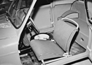 Piaggio Vespa 400 (1957) - Reserverad unter dem Beifahrersitz, hinten die Sitzmulden, auf denen allenfalls Kleinkinder mitreisen können