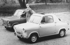 Piaggio Vespa 400 (1957) - Sie konnte sich wohl nicht für eine Farbe entscheiden und hat gleich zwei Stück gekauft