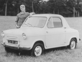 Piaggio Vespa 400 (1957) - Stolze Besiitzerin