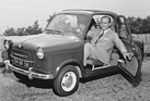 Piaggio Vespa 400 (1957) - ein zufriedener Juan Manuel Fangio am Lenkrad des Kleinwagens