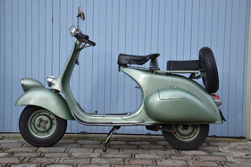 Piaggio Vespa Faro Basso 125 (1951) - als Lot 02 an der Artcurial "Parisienne" Versteigerung am 5. Februar 2021 Piaggio Vespa Faro Basso 125 (1951) - als Lot 02 an der Artcurial "Parisienne" Versteigerung am 5. Februar 2021