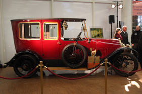 Bild Pic-Pic (1914) - 100 Jahre alt und unauffällig von Bertrand Piccard und Vertretern der Familie Pictet präsentiert am Rande des Salons - am Genfer Automobilsalon 2014