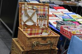Picknick-Körbe und Bücher - Hamburg Motor Classics 2017