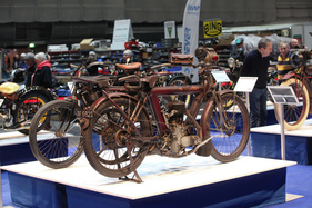 Pierce 12 C (1912) - mit markantem Zentralrohrrahmen - in der Motorrad-Sonderschau - Bremen Classic Motorshow 2019