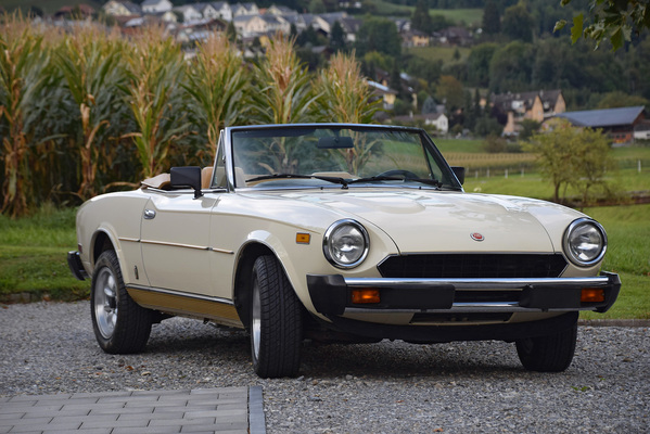 Pininfarina (Fiat) 124 Spider (1982) - als Lot 19 an der Versteigerung der Oldtimer Galerie Toffen am 14. Oktober 2017
