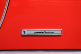 Für gewöhnlich davor, signierte Pininfarina seinen Entwurf hier hinter der Tür