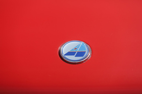 Auch die europäischen Modelle tragen das Azzurra-Logo auf dem Kofferraum