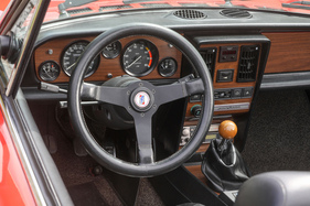 Klassisches Cockpit mit modernen Zutaten: Rundinstrumente, Holzarmaturenbrett und Lederlenkrad treffen auf Digitaluhr, Fensterheber und elektrische Kofferraumentriegelung