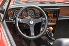 Klassisches Cockpit mit modernen Zutaten: Rundinstrumente, Holzarmaturenbrett und Lederlenkrad treffen auf Digitaluhr, Fensterheber und elektrische Kofferraumentriegelung