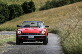 Trocken-gelbes Gras erinnert an den mittleren Westen der USA. Dort hiess der ehemalige Fiat "Spider Azzurra"