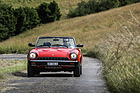 Trocken-gelbes Gras erinnert an den mittleren Westen der USA. Dort hiess der ehemalige Fiat "Spider Azzurra"