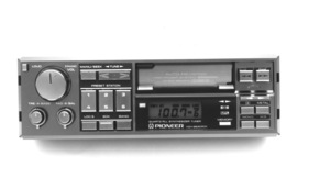 Pioneer zeigt am Genfer Automobilsalon 1985 mit dem KEH 8830 SDK ein Kassetengerät mit drehbarem Tonkopf zur Vermeidung von Azimuthfehlern