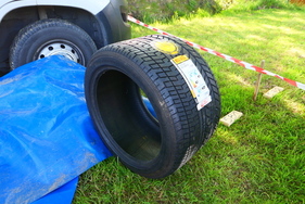 Pirelli Super-Breitreifen 335:30 ZR 18, NOS, Herstellungsdatum leider schon länger her, angeboten für € 50.- – Bockhorner Oldtimermarkt 2025