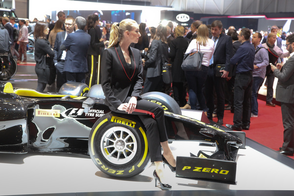Pirelli ohne Kalender, aber mit Girls - Genfer Autosalon 2017