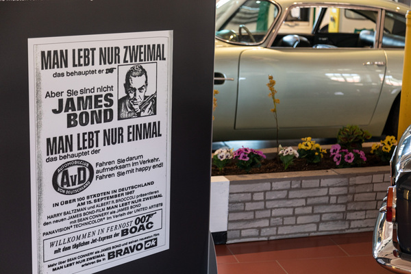 Plakat von damals, das das Autofahren sicherer machen wollte - Emil-Frey-Classics Sonderschau "James Bond, die Schweiz und die Autolust der 60-er-Jahre