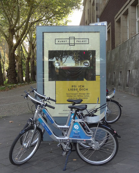 Plakat zur Ausstellung "PS. Ich liebe Dich" - Ausstellung "PS:. Ich liebe Dich. Sportwagen-Design der 1950er - 1970er Jahre" im Kunstpalast Düsseldorf 2018 Plakat zur Ausstellung "PS. Ich liebe Dich" - Ausstellung "PS:. Ich liebe Dich. Sportwagen-Design der 1950er - 1970er Jahre" im Kunstpalast Düsseldorf 2018