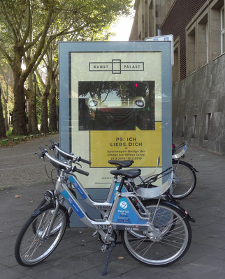 Plakat zur Ausstellung "PS. Ich liebe Dich" - Ausstellung "PS:. Ich liebe Dich. Sportwagen-Design der 1950er - 1970er Jahre" im Kunstpalast Düsseldorf 2018