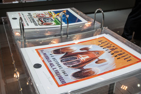 Plakate von früher erinnern an die Geschichte - auf dem Genfer Automobilsalon 2015