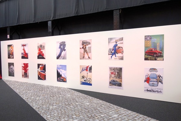 Plakatwand: so ordentlich waren sie früher nie beklebt – Ausstellung "125 Jahre Fiat" in der Autoworld Brüssel