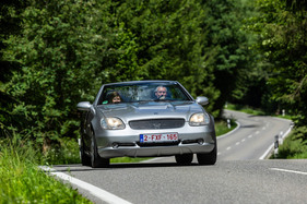 Platz 1 der ADAC Youngtimer Tour Bodensee 2026: Den Gesamtsieg sicherten sich Roman Storz und Melanie Nabert im Mercedes-Benz SLK von 1998
