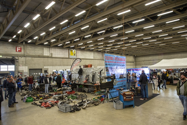 Bild: Platz in den Gängen und dennoch viel Betrieb – Swiss RetroMecanika Fribourg 2022