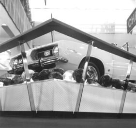 Plymouth Barracuda (1967) - die seltsamen Gebilde rund um den Wagen bestehen aus leuchtkräftigem Plastikmaterial - Genfer Autosalon 1967