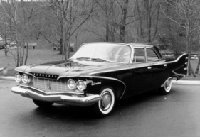 Plymouth Belvedere 4-Door Sedan (1960) – die mittlere der drei Modellreihen, erhältlich mit V8 oder dem neuen "Slant-6"