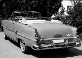 Plymouth Belvedere Convertible (1954) - Das Heck trug eine geschwungene Stossstange und verchromte Schwanzflösschen