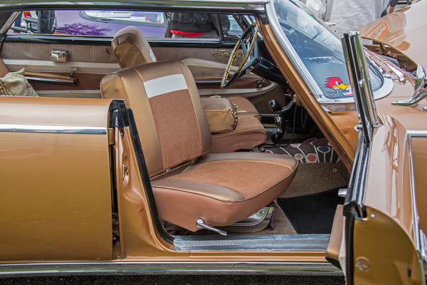 Plymouth Fury 4-Door Hardtop (1960) – Die "Automatic Swivel Seats" schwenken beim Öffnen der Türen nach aussen