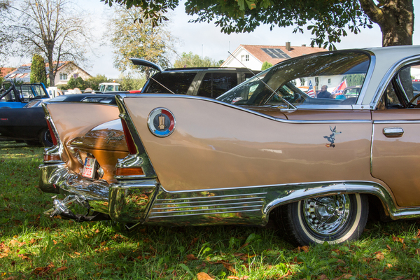 Plymouth Fury 4-Door Hardtop (1960) – Die Werbung sprach den Heckflossen als "Vertical Stabilizers" einen aerodynamischen Nutzen zu
