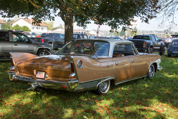 Plymouth Fury 4-Door Hardtop (1960) – Hebt sich durch mehr Chromschmuck und das grosse Signet auf der Heckflosse vom billigeren Belvedere ab