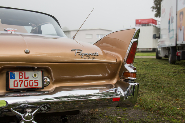 Plymouth Fury 4-Door Hardtop (1960) – Kurios: Die Rückfahrscheinwerfer an diesem exemplar haben orange eingefärbte statt klare Gläser