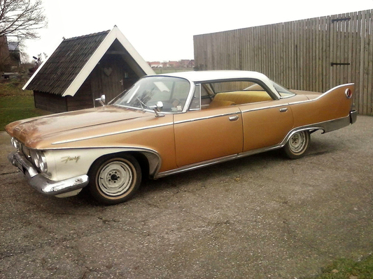 Plymouth Fury 4-Door Hardtop (1960) – Noch mit weissen Rädern. Die Sitzbezüge werden später wieder gegen etwas Originalgetreueres getauscht