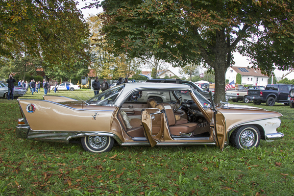 Plymouth Fury 4-Door Hardtop (1960) – Sieht nicht stabil aus und ist es wohl auch nicht: Nur ein halblanger B-Säulenstumpf trägt die hintere Tür
