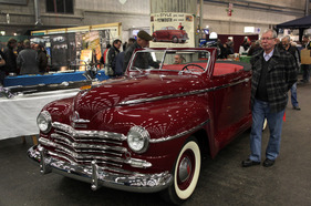 Plymouth P15 (1947) - da lässt es sich gut posieren daneben - am OTM Fribourg 2013