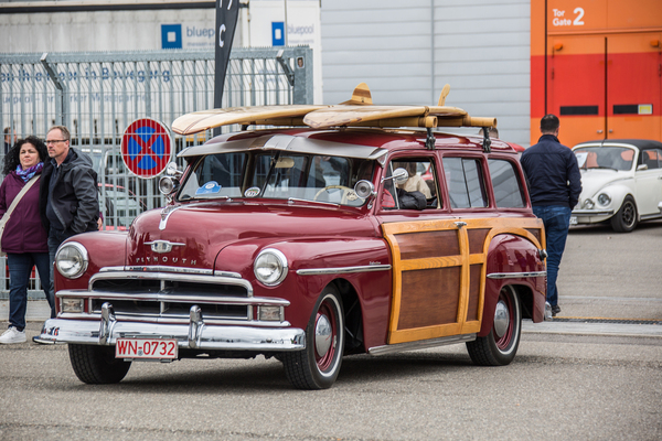 Plymouth Special Deluxe Station Wagon fertig zum Strandausflug – Retro Saisonauftakt 2025